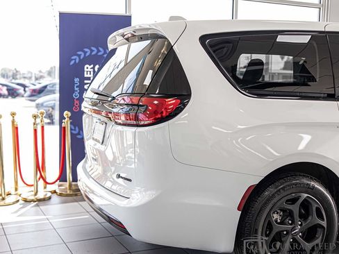 Used 2022 Chrysler Pacifica Touring-L w/ S Appearance Package FWD image 16