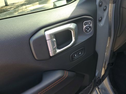 Used 2022 Jeep Gladiator Mojave AWD/4WD image 9