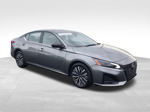 Used 2024 Nissan Altima 2.5 SV FWD image 2