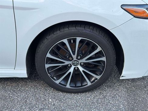 Used 2018 Toyota Camry SE image 9