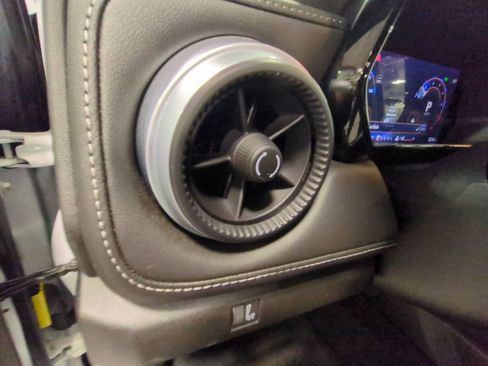 Used 2024 Chevrolet Colorado LT w/ LT Convenience Package image 9