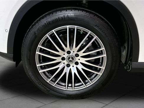 Used 2025 Mercedes-Benz GLC 300 4MATIC image 11