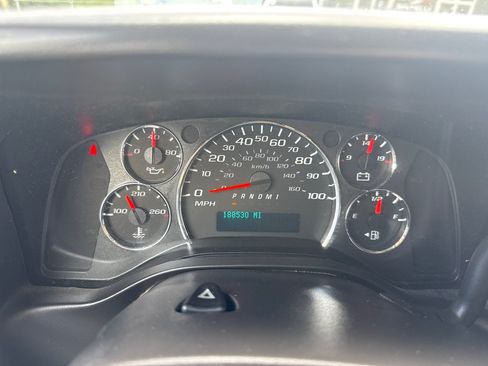 Used 2017 Chevrolet Express 2500 w/ Cold Climate Package RWD image 16