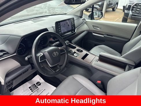 Used 2023 Toyota Sienna XLE FWD image 14