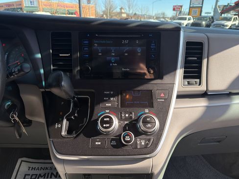 Used 2016 Toyota Sienna LE FWD image 25