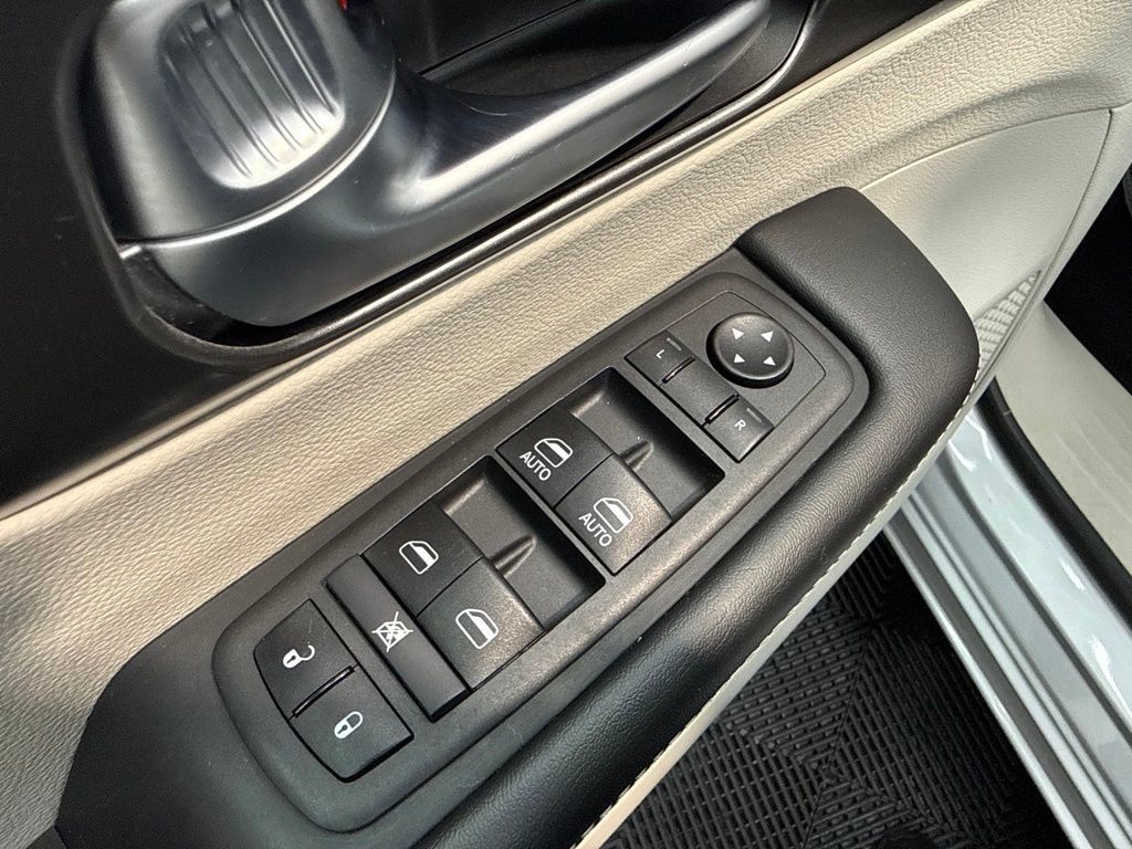 Used 2024 Chrysler Pacifica Touring-L FWD image 15