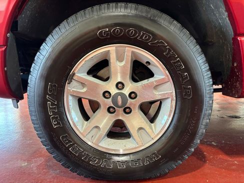 Used 2005 Ford Explorer Sport Trac XLT image 33