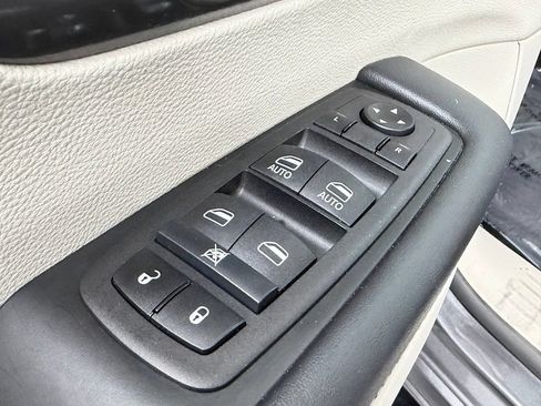 Used 2023 Chrysler Pacifica Touring-L FWD image 20