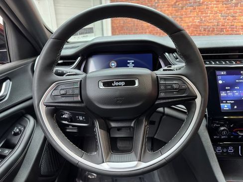 Used 2023 Jeep Grand Cherokee Altitude image 12