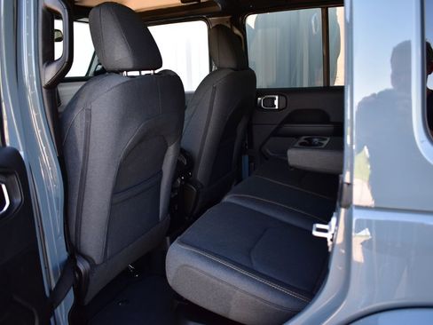 Used 2025 Jeep Wrangler Unlimited Sahara AWD/4WD image 21