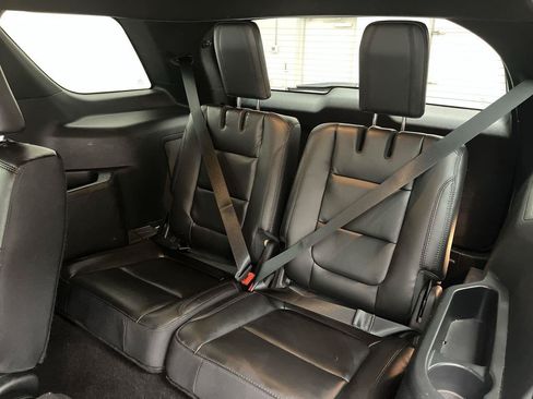 Used 2018 Ford Explorer XLT w/ Equipment Group 202A AWD/4WD image 17