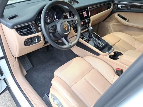 Certified 2023 Porsche Macan image 4