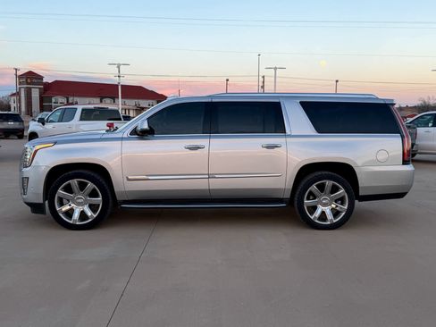 Used 2019 Cadillac Escalade ESV Premium Luxury image 3