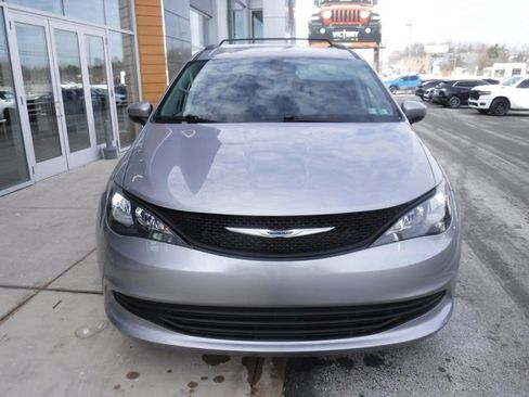 Certified 2020 Chrysler Voyager L image 5