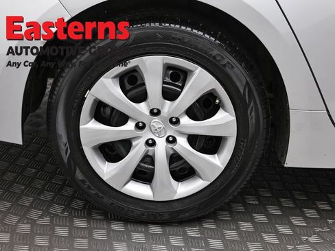 Used 2021 Toyota Corolla LE w/ Carpet Mat Package (TMS) FWD image 29