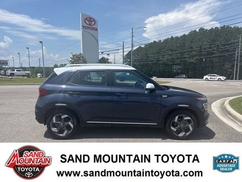Used 2024 Hyundai Venue Limited FWD image 2