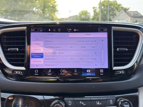 Used 2023 Chrysler Pacifica Touring-L FWD image 69
