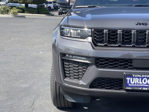 New 2026 Jeep Grand Cherokee Limited w/ Limited Altitude Package AWD/4WD image 5