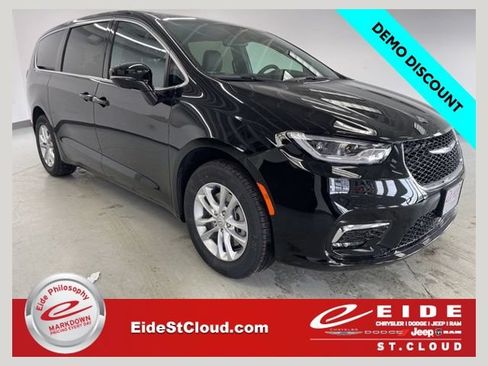 New 2026 Chrysler Pacifica Select AWD/4WD image 1