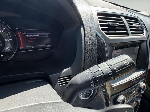 Used 2017 Ford Explorer XLT w/ Equipment Group 202A AWD/4WD image 18