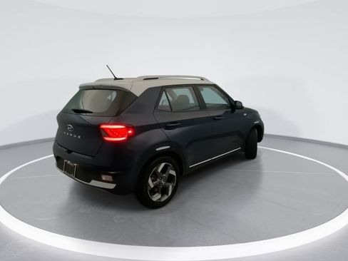 Used 2023 Hyundai Venue Limited FWD image 6