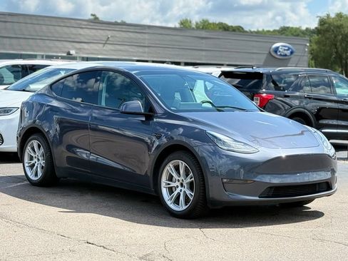 Used 2022 Tesla Model Y Long Range AWD/4WD image 26