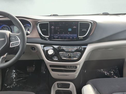 Used 2024 Chrysler Voyager LX image 10