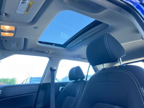 Used 2025 Hyundai Venue SEL image 30