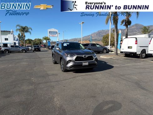 Used 2024 Toyota Highlander LE image 1