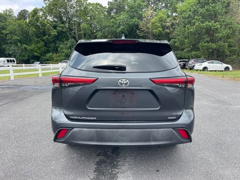 Used 2021 Toyota Highlander LE AWD/4WD image 4