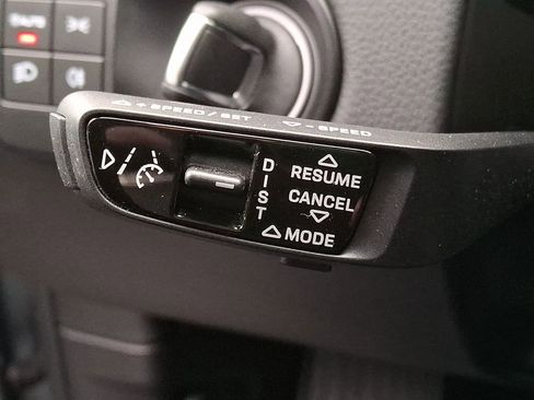 Used 2023 Porsche Cayenne w/ Premium Package image 19