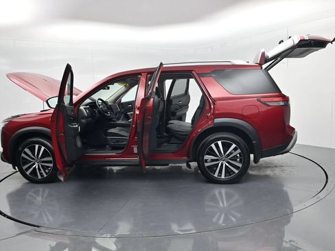 Used 2024 Nissan Pathfinder Platinum w/ Black Appearance Package AWD/4WD image 74