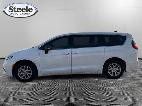 New 2025 Chrysler Pacifica Select image 2