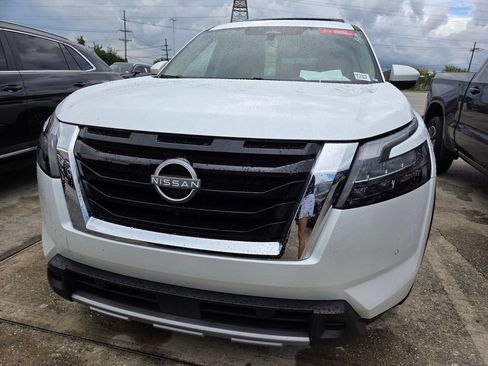Used 2025 Nissan Pathfinder Platinum FWD image 2