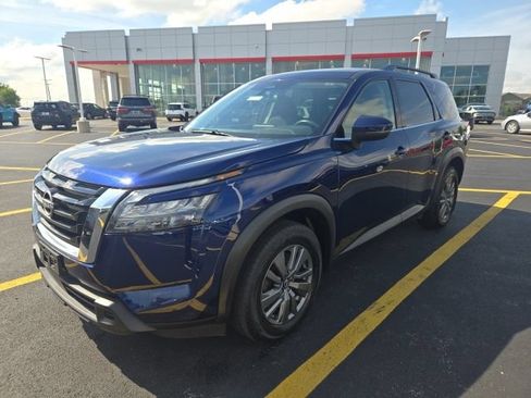 Used 2025 Nissan Pathfinder SV FWD image 3