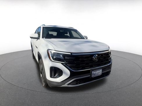 Used 2025 Volkswagen Atlas Cross Sport SE image 3