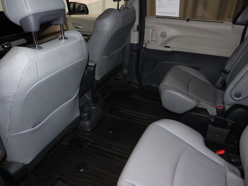 Used 2022 Toyota Sienna XLE image 23