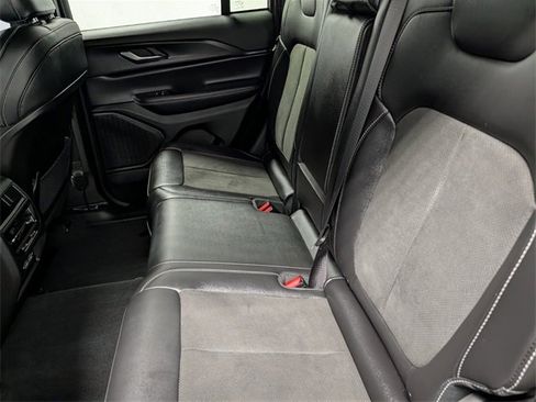 Used 2023 Jeep Grand Cherokee Altitude image 11