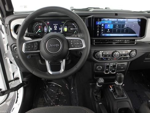 Used 2025 Jeep Wrangler Unlimited Sahara AWD/4WD image 10