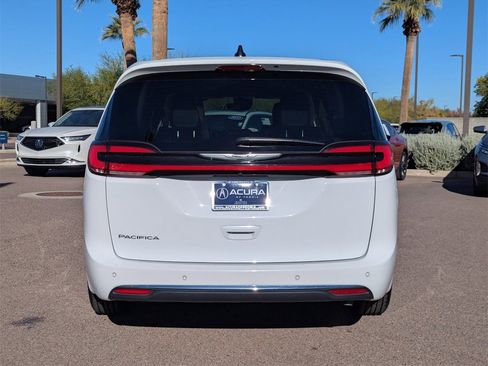 Used 2024 Chrysler Pacifica Touring-L image 5
