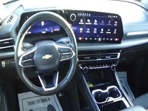 Used 2025 Chevrolet Traverse LT FWD image 13