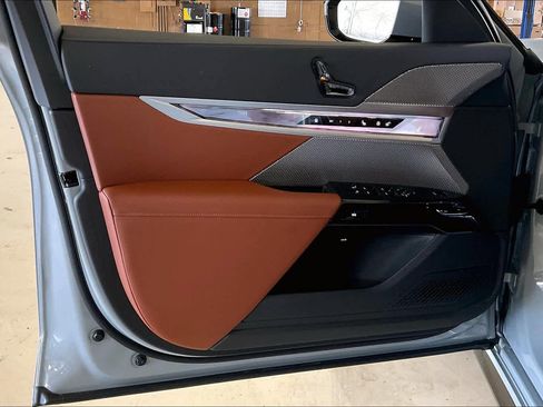 Used 2025 BMW 750e xDrive w/ Premium Package image 10