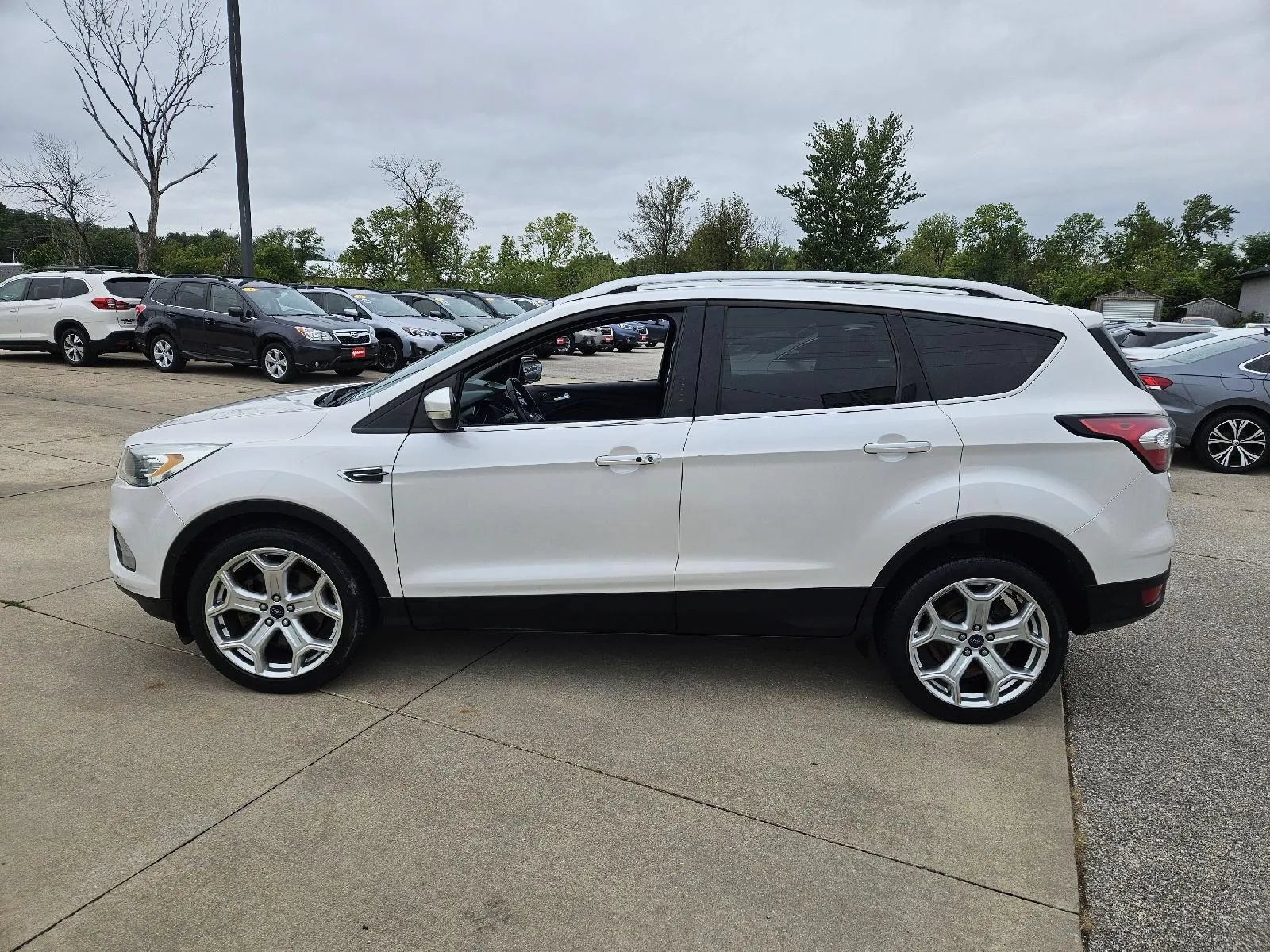 Used 2017 Ford Escape Titanium w/ Canadian Touring Package AWD/4WD image 4