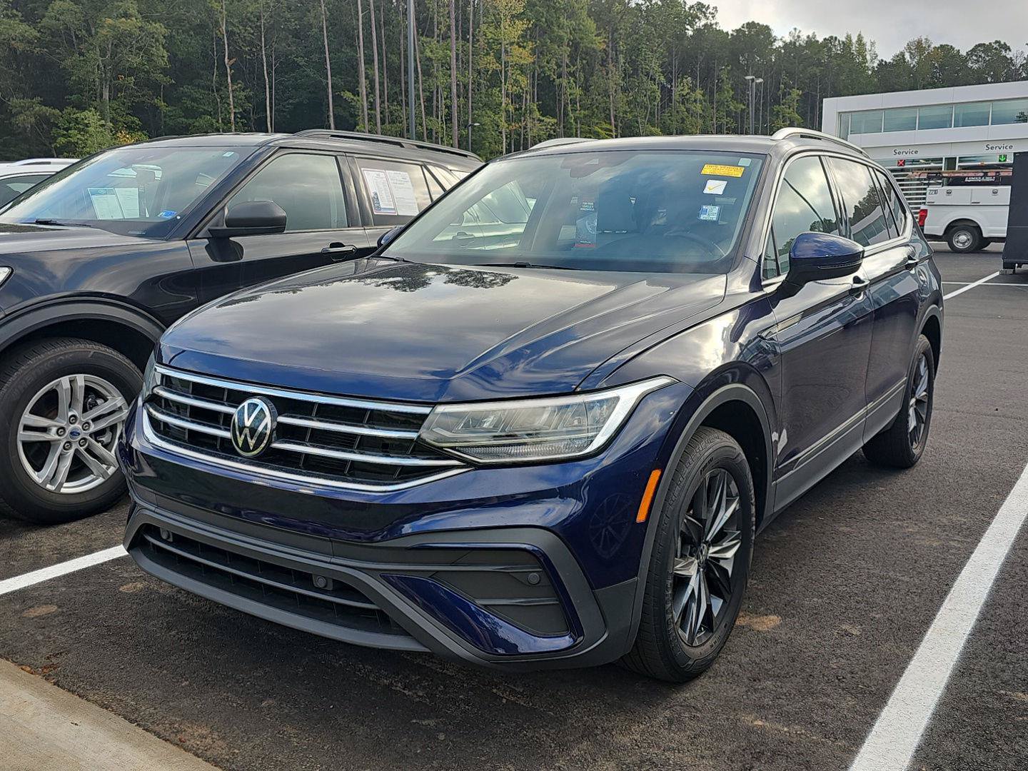 Used 2023 Volkswagen Tiguan SE w/ Panoramic Sunroof Package FWD image 2