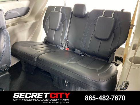 Used 2021 Chrysler Pacifica Touring-L FWD image 27