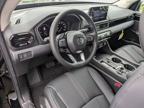New 2025 Honda Pilot Touring image 3