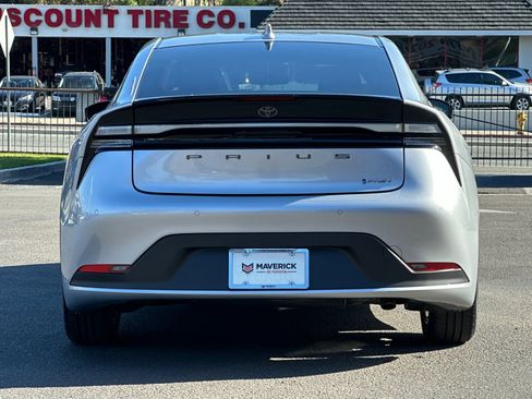 Used 2025 Toyota Prius Plug-In Hybrid image 4