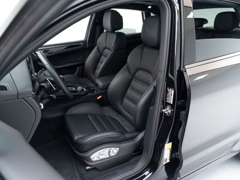 Certified 2026 Porsche Macan AWD/4WD image 5