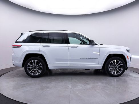 Used 2022 Jeep Grand Cherokee Overland w/ Luxury Tech Group IV AWD/4WD image 44