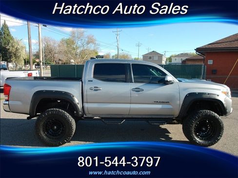 Used 2017 Toyota Tacoma SR5 w/ Tow Package image 8